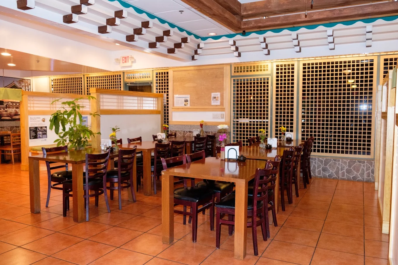 The Jang Dok Dae dining room — wooden tables, Korean lattice screens and hanok-style ceiling beams