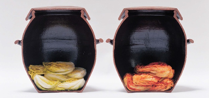 Rows of onggi earthenware jars on a traditional jangdokdae